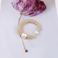 Primer plano de coletero en gasa beige con perlas elegantes y textura plisada - Color Piel