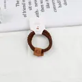 Lot d'élastiques tressés marrons avec breloques carrées smiley en cuir sur carte - Café