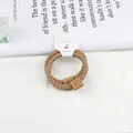 Élastique cheveux tressé kaki avec étiquette cuir smiley marron sur carte support - Kaki
