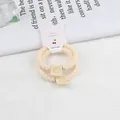Lot de deux chouchous tressés beiges avec breloque smiley et emballage de présentation - Poche zippée