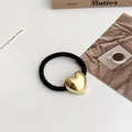 Minimalistisches elastisches Haargummi mit poliertem goldenem 3D-Herz-Ornament - Polierter Herzrahmen Gold