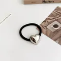 Minimalistisches schwarzes Haargummi mit poliertem silbernen Herzanhänger aus Metall - Glänzend Silber Herz