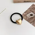 Minimalistisches schwarzes Haargummi mit mattgoldenem Herzanhänger im Vintage-Stil - Matt Gold Herz