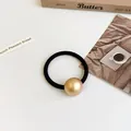 Minimalistisches schwarzes Haargummi mit großer mattgoldener Perle für Damenfrisuren - Matt Gold Rund