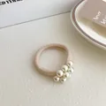Beige elastische gebreide scrunchie met een tros glanzende witte parels - Beige