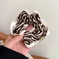 Bruine zebra print scrunchie met Change tekst lint rand voor paardenstaarten - Beige Koffie