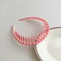 Serre-tête rose ondulé en zigzag avec dents mates antidérapantes pour la coiffure - Rose