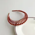 Serre-tête ondulé rouge brique mat avec dents antidérapantes sur assiette déco - Rouge Brique
