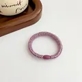 Lilafarbener geflochtener Haargummi mit passender matter Perle im minimalistischen Stil - Lila