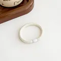 Weißer geflochtener elastischer Haargummi mit glatter Schnalle im Minimalismus - Weiß