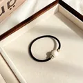 Elegante zwarte haarelastiek met witte parel en gouden kralen op wit fluweel - Zwart