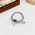 Grijsblauwe elastische haarelastiek met een strik en een witte parelhanger - Blauw