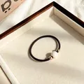 Bruine elastische haarelastiek met grote witte parel en gouden metalen kralen detail - Donker Koffie
