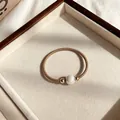 Koffiekleurig elastiekje met witte parel en gouden kraalaccenten voor haar - Khaki