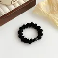 Coletero elástico trenzado negro con una elegante cuenta decorativa y textura ondulada - Negro