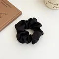 Chouchou classique en satin noir soyeux pour des queues de cheval élégantes au quotidien - Noir