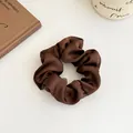 Chouchou en satin marron foncé élégant avec une finition soyeuse et des plis doux - Café Foncé