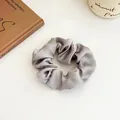 Chouchou élégant en satin gris argenté avec texture soyeuse et esthétique rétro française - Gris