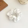 Chouchou élégant en soie blanche avec texture satinée pour queue de cheval style rétro - Blanc
