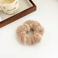 Chouchou en fausse fourrure marron clair avec une esthétique douce d'automne hiver - Café Clair