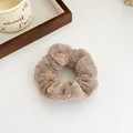 Chouchou en peluche marron clair avec texture douce pour queue de cheval d'automne - Marron