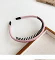 Detail van roze glitter haarband met antislip tanden en uiteinden van zachte stof - Roze