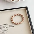 Elastische spiraalvormige haarelastiek in lichtbruin en beige met gladde sluiting - Lichtkoffie