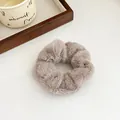 Chouchou en peluche marron clair pour des coiffures en queue de cheval élégantes - Gris Café