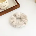 Chouchou en peluche beige avoine en fausse fourrure pour queue de cheval élégante - Gris Beige