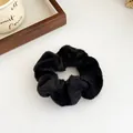 Chouchou en fausse fourrure noire pelucheuse pour femmes avec texture douce - Noir