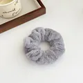 Chouchou en peluche grise avec texture douce en fausse fourrure pour queue de cheval - Gris