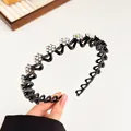 Zwarte golvende haarband met glanzende strass bloemen voor stevige grip en styling - Wit