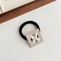 Élastique à cheveux noir avec boucle dorée en strass et détail de fleur en perle - 017# Fleur de Perle Carrée Bordure Dorée