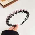 Golvende zwarte haarband met roze strassteentjes bloemen, antislip haaraccessoire - Roze