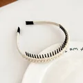 Serre-tête élégant en tissu blanc cassé avec dents antidérapantes pour femmes - Style Antidérapant Denté / Poche zippée