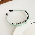 Serre-tête en satin vert menthe avec dents antidérapantes noires pour la coiffure - Style Antidérapant Denté / Vert clair