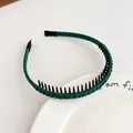 Serre-tête en tissu vert foncé avec dents antidérapantes sur fond blanc minimaliste - Style Antidérapant Denté / Vert Foncé