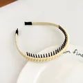 Serre-tête beige en tissu avec dents antidérapantes sur assiette, accessoire élégant - Style Antidérapant Denté / Jaune