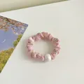 Frisse roze bloemen scrunchie met een grote witte parel haarelastiekje voor dames - Roze