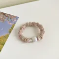 Roze bloemen scrunchie haarelastiek met elegante parel en hoge elasticiteit voor vrouwen - Lichtroze