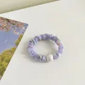 Lichtpaarse bloemen scrunchie met witte parel gemaakt van zachte chiffon stof - Paars