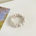 Chouchou à fleurs blanches avec un charmant détail de perle irisée pour cheveux - Blanc Cassé