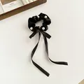Coletero elegante de satén negro con perlas y cintas largas para coletas altas con estilo - Negro