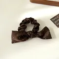 Dunkelbraunes Satin-Haargummi mit Punkten und Schleife für elegante Frisuren - Dunkelbraun