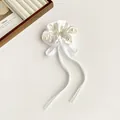 Elegante coletero de satén blanco con perlas y cintas largas para el cabello - Blanco