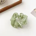 Eleganter hellgrüner Organza-Haargummi mit Falten-Design für ein voluminöses Styling - Matcha-Grün