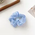 Eleganter hellblauer Organza Haargummi mit seidigem Glanz und weichem Falten-Design - Blau