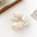 Eleganter champagnerweißer Organza-Haargummi mit schimmerndem Perlmutt-Finish - Beige