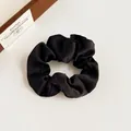 Elegante coletero de satén negro plisado con acabado brillante para peinados mujer - Negro