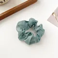 Glänzender organza Haargummi in Morandi-Graublau mit weichen Falten und Eleganz - Malachitgrün